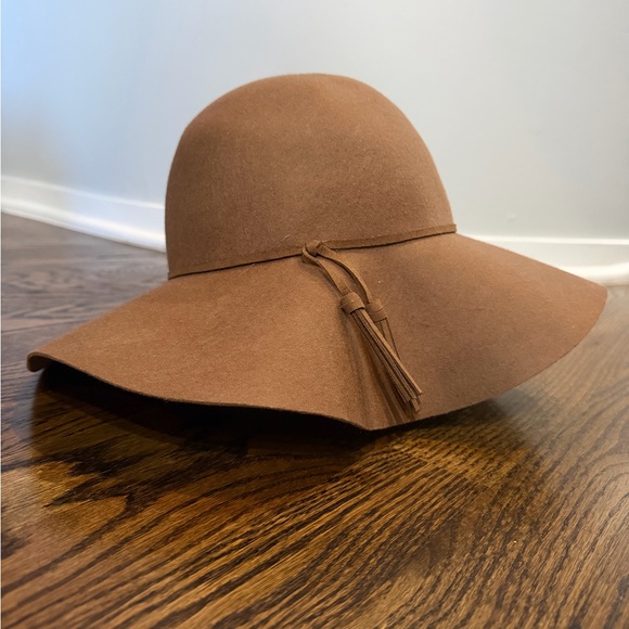Elegant Tan Wide Brim Wool Hat - Picture 3 of 3